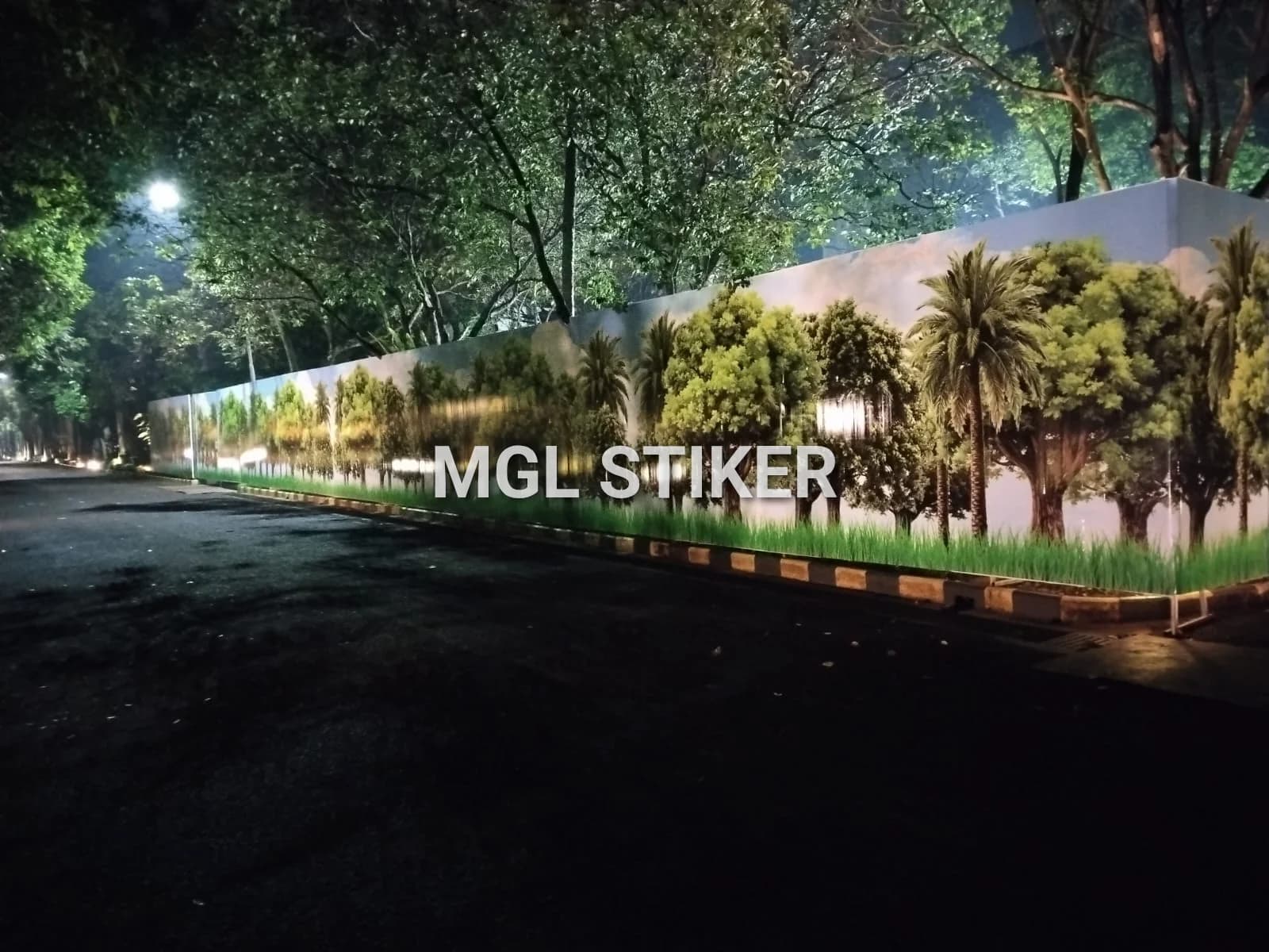 Pager proyek yang dihias dengan stiker print digital bermotif pepohonan dan rumput di malam hari, solusi dekorasi dari MGL Stiker.